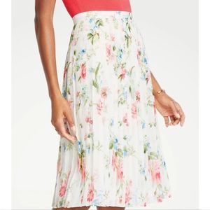 BNWOT Ann Taylor Loft Flowery pleated sheath skirt (size 8P)